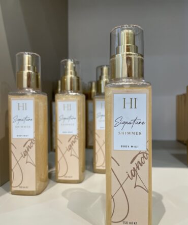 HI Signature shimmer body mist